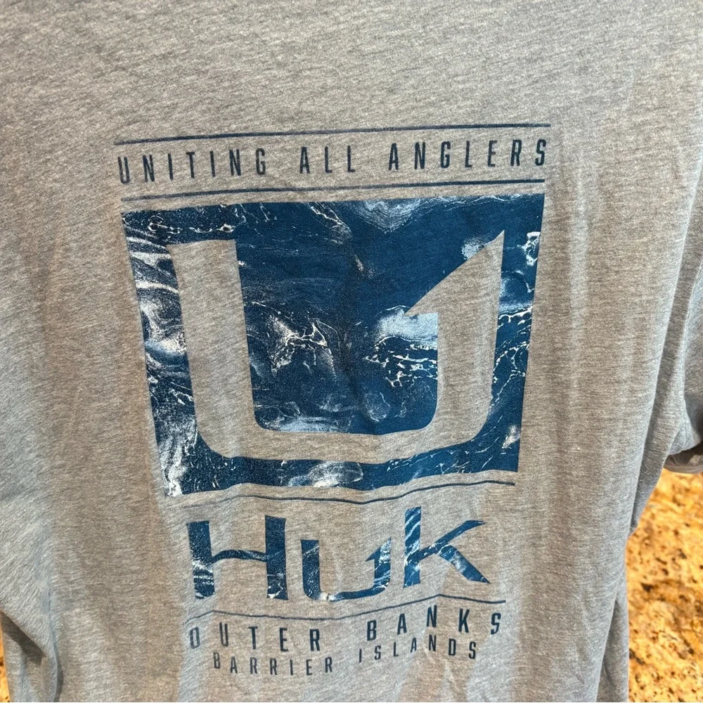 Huk men’s Outer Banks Angler t-shirt. Sharp blue print w/logos front/back/sleeve
